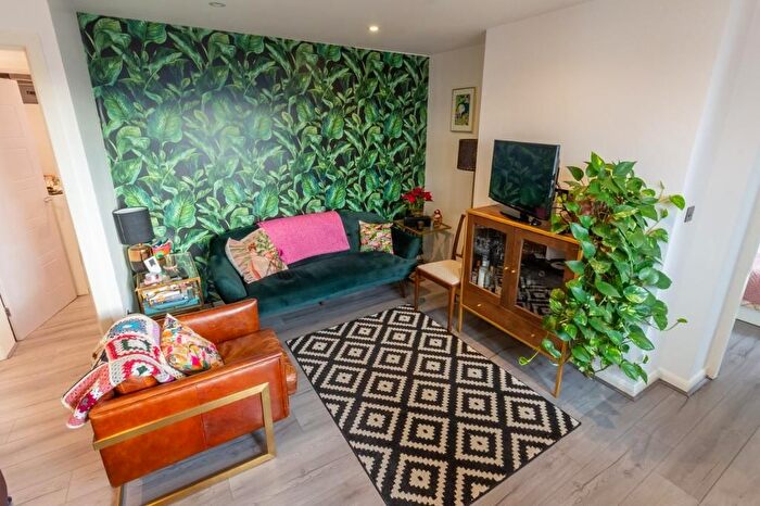 3 Bedroom Flat To Rent In The Woodlands, London, SE19