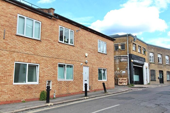 3 Bedroom Maisonette To Rent In Belfast Road, N16