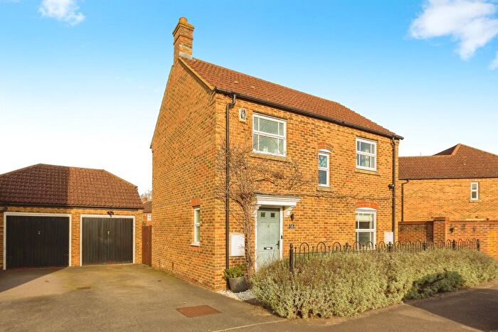3 Bedroom Detached House For Sale In Spruce Road, Aylesbury, HP19