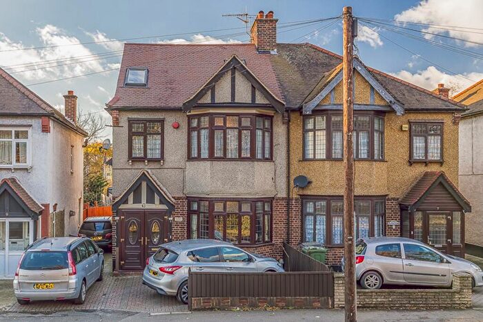 4 Bedroom Semi-Detached House To Rent In Woodlands Gardens, London, E17