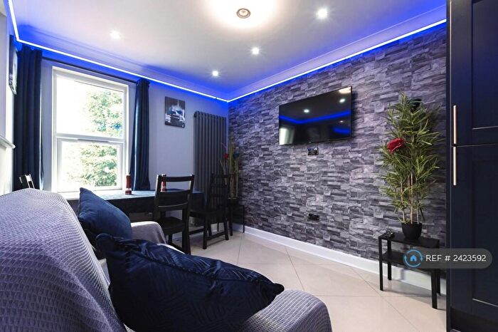 2 Bedroom Flat To Rent In Gables Lodge -, Reading, RG1