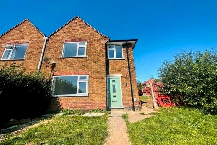 3 Bedroom Semi-Detached House To Rent In Hawthorn Crescent, Nottingham, NG5