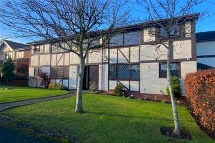 Flat To Rent In 28 Boleyn Court, Blackpool, FY3