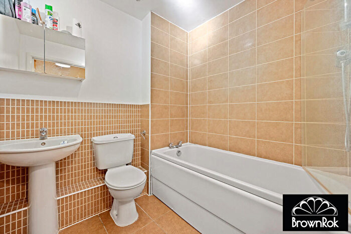 2 Bedroom Apartment To Rent In Great North Road, Hatfield, AL9