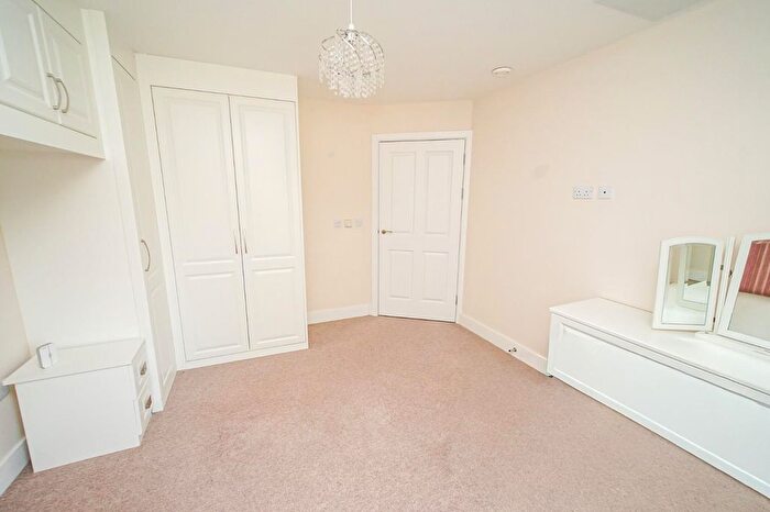 2 Bedroom Flat For Sale In Greenfields, Theedway, Leighton Buzzard, LU7