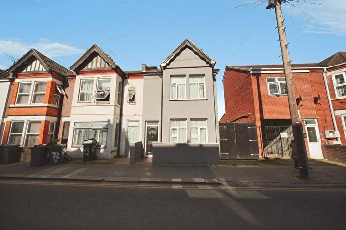 3 Bedroom Terraced House For Sale In Ashburnham Road, Luton, LU1