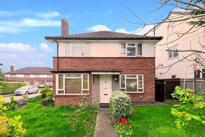 2 Bedroom Flat To Rent In Friern Park, London, N12