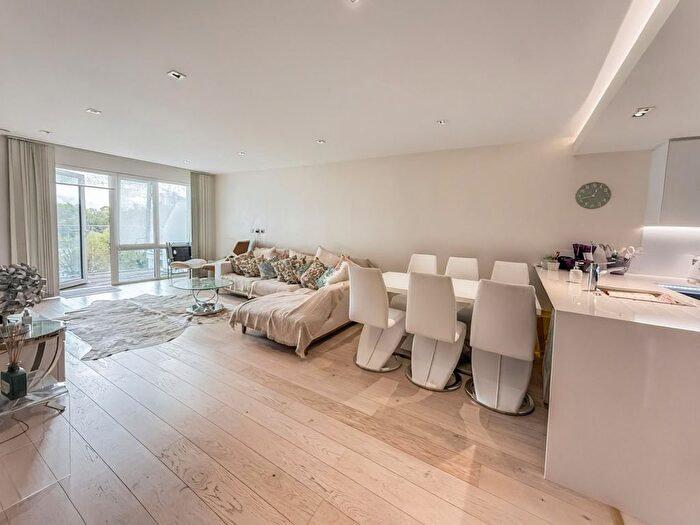 3 Bedroom Flat For Sale In Rothschild House, Kew Bridge Road, Brentford, TW8