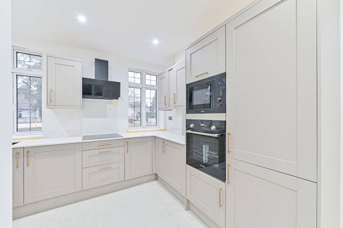 3 Bedroom Property For Sale In Kingswood Way, Sanderstead, South Croydon, CR2