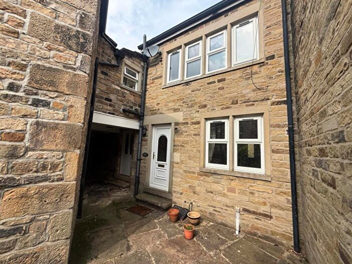 2 Bedroom Town House To Rent In Pear Tree Court, Silsden, BD20