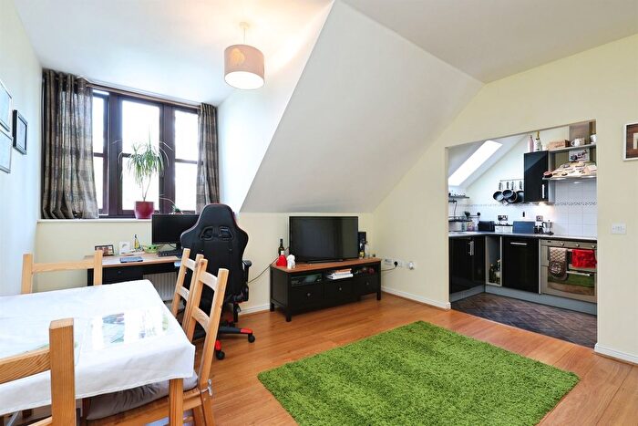 1 Bedroom Flat For Sale In Lockhart Road, Watford, WD17