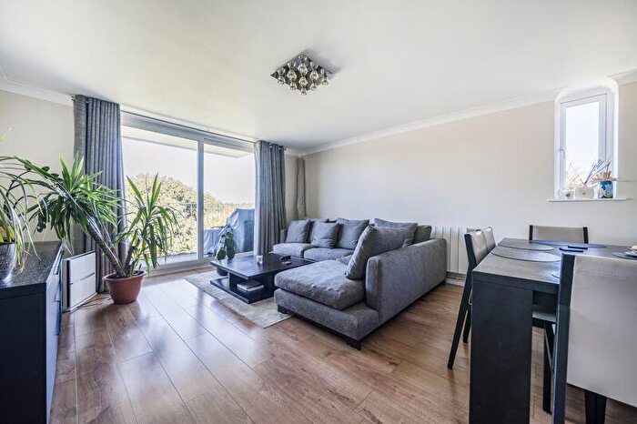 2 Bedroom Flat For Sale In Coleswood, Simmons Close, N20