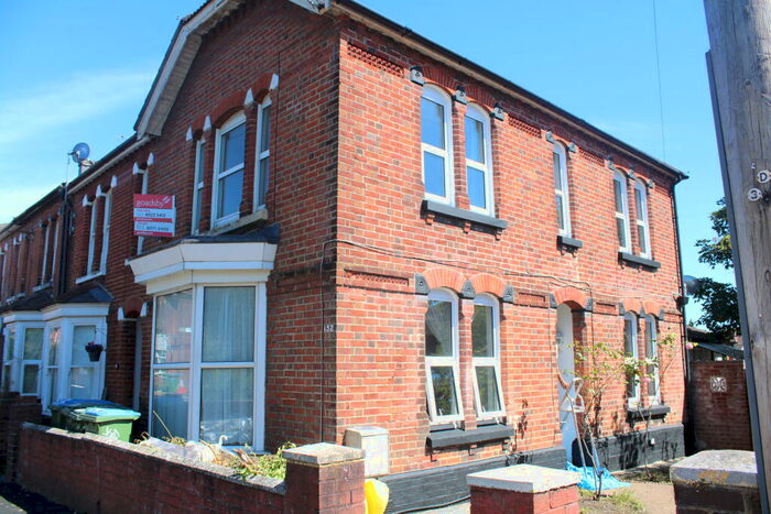 4 Bedroom House To Rent In Milton Road, Polygon, SO15