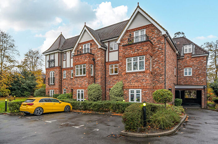 2 Bedroom Apartment For Sale In Oakdene Court, Portmore Park Road, Weybridge, KT13
