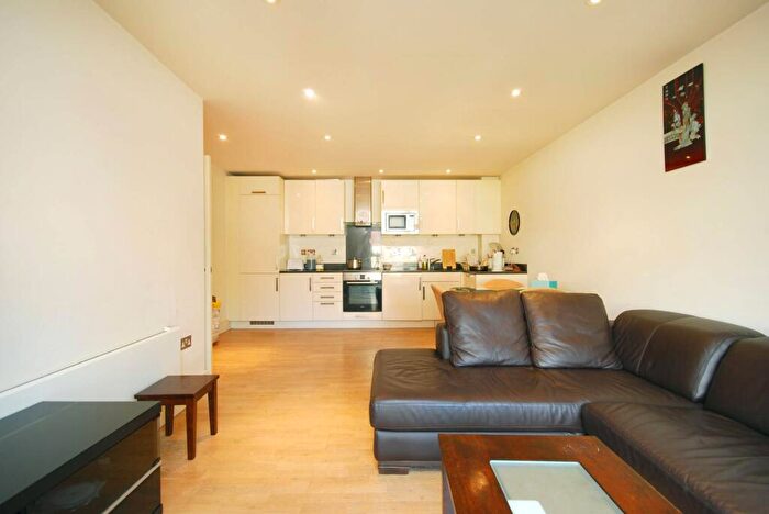2 Bedroom Flat To Rent In Denning Mews, Balham, London, SW12