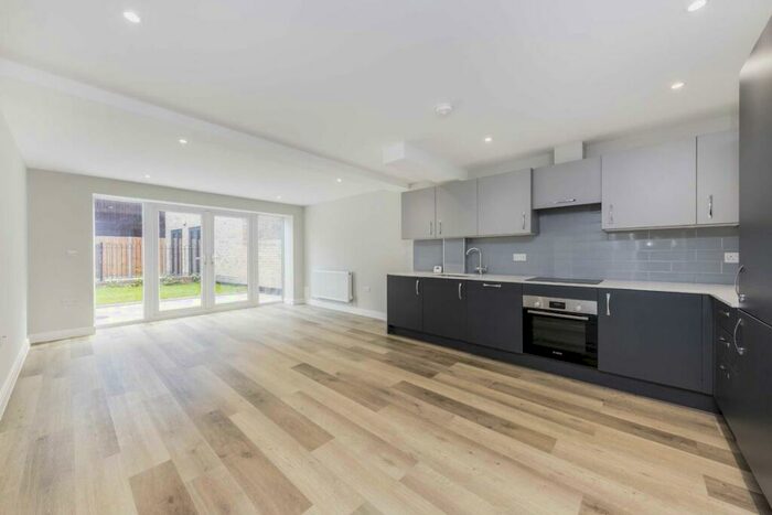 4 Bedroom Flat To Rent In Furness Road, Willesden Junction, NW10