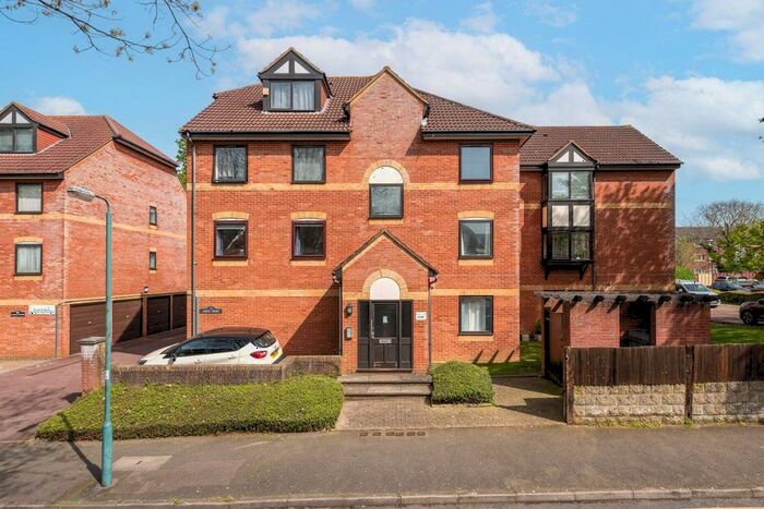 2 Bedroom Flat To Rent In Overton Road, Sutton, Surrey, SM2
