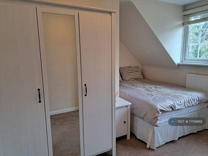 4 Bedroom Detached House To Rent In Blackpond Lane, Farnham Royal, Slough, SL2