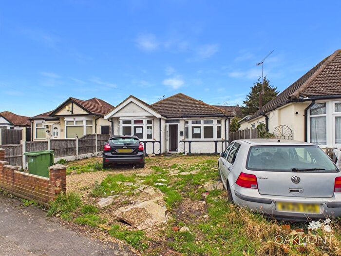 3 Bedroom Detached Bungalow For Sale In Ardleigh Close, Hornchurch, RM11