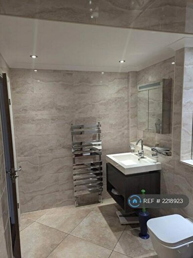 2 Bedroom Flat To Rent In Hood Avenue, London, N14