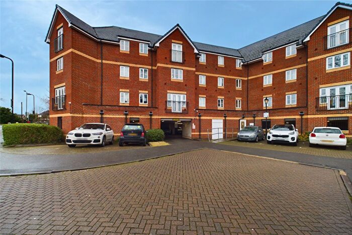 2 Bedroom Flat To Rent In Eaton Avenue, Burnham, Berkshire, SL1