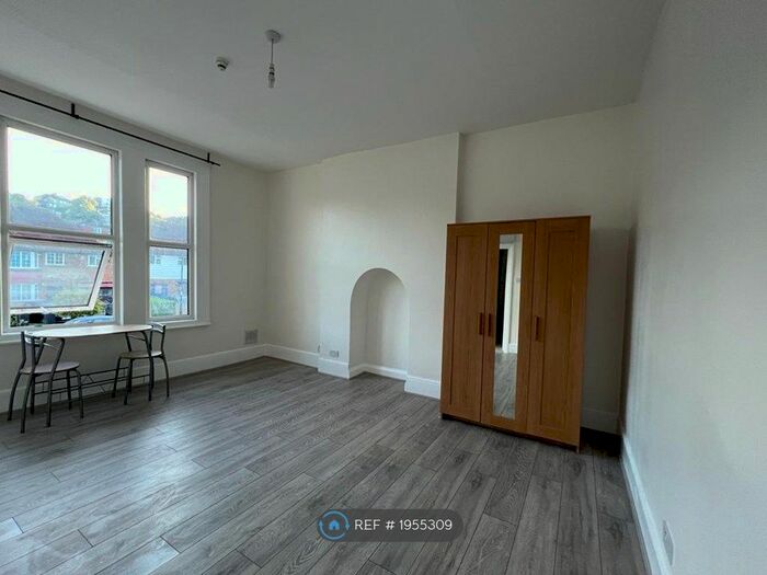 Studio To Rent In Auckland Road, London, SE19