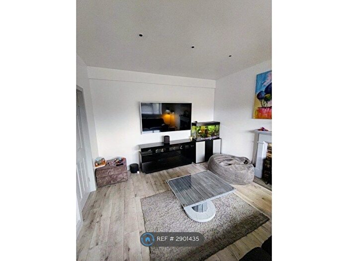 2 Bedroom Flat To Rent In Clay Lane, Reading, RG7