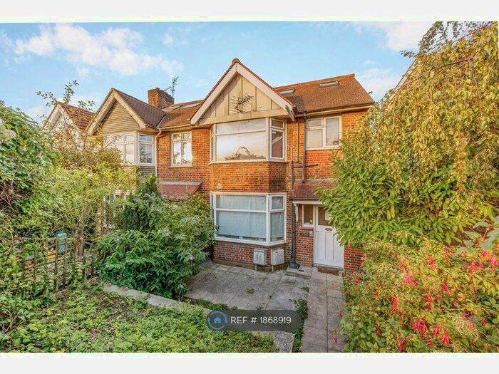 2 Bedroom Flat To Rent In Western Avenue, London, W3