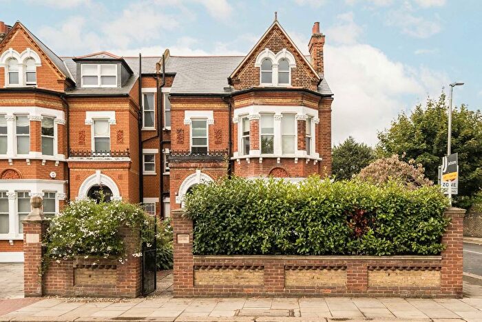 3 Bedroom Flat To Rent In Trinity Road, London, SW18