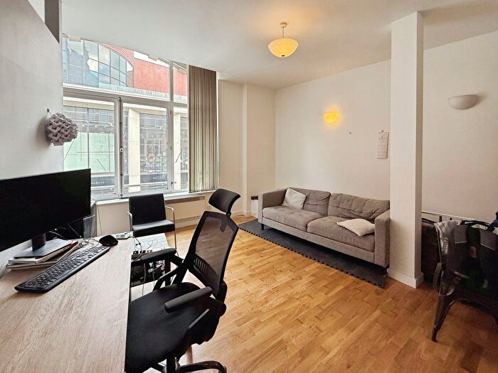 1 Bedroom Flat To Rent In County House, Vicar Lane, Leeds, West Yorkshire, LS1