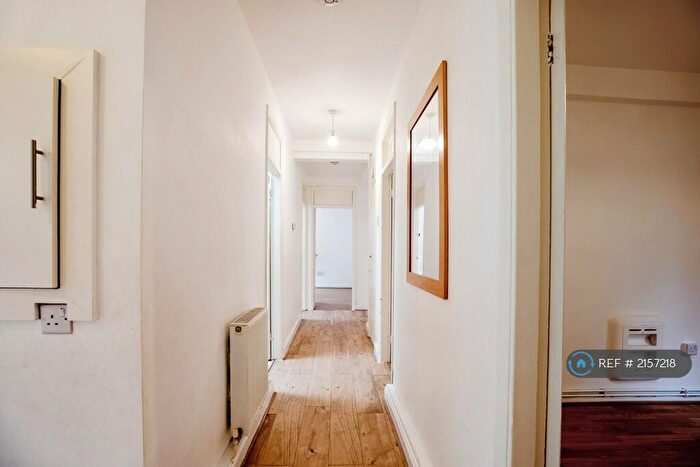 3 Bedroom Flat To Rent In Broadway House, London, E8