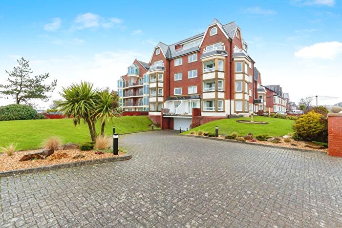 2 Bedroom Flat For Sale In South Promenade, Lytham St. Annes, Lancashire, FY8