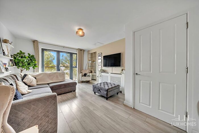 2 Bedroom Flat For Sale In Oak House, Romford, RM7