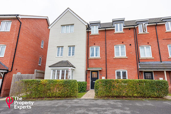 2 Bedroom Maisonette For Sale In Forest Road, Woodley, RG5