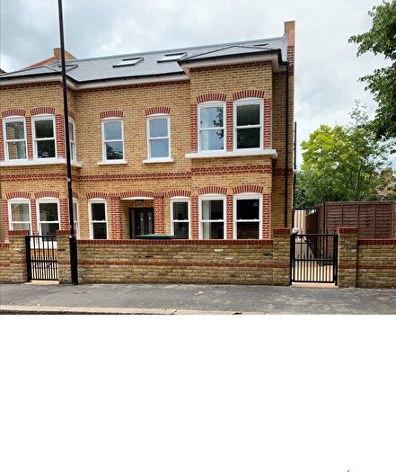 3 Bedroom Flat To Rent In Chadwick Road, London, E11