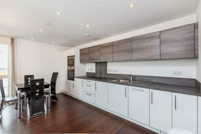 3 Bedroom Flat To Rent In Jefferson Plaza, London, E3