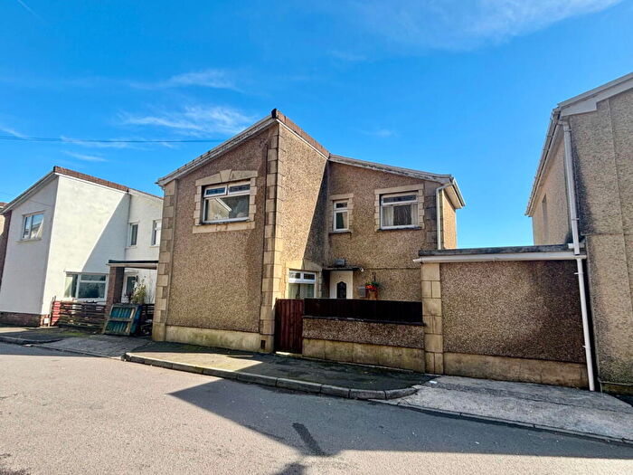 4 Bedroom Link Detached House For Sale In March Hywel, Cilfrew, Neath, SA10