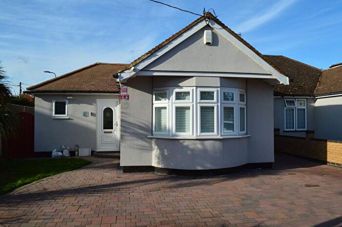 3 Bedroom Bungalow To Rent In Berwick Road, Rainham, RM13