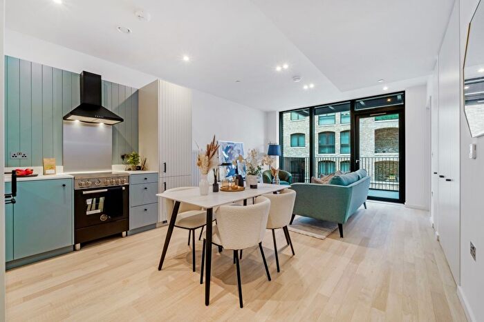 1 Bedroom Flat For Sale In Bradshaw Yard, Brentford, TW8