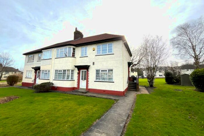 2 Bedroom Flat To Rent In Redesdale Gardens, Adel, Leeds, LS16