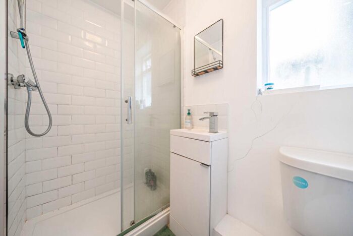 Flat To Rent In Brook Drive, Kennington, London, SE11