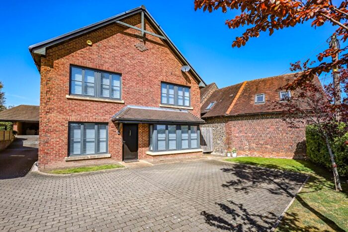 4 Bedroom Detached House For Sale In Farnham Road, Liss, Hampshire, GU33