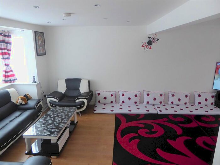 Semi-Detached House To Rent In Munster Avenue, Hounslow, TW4