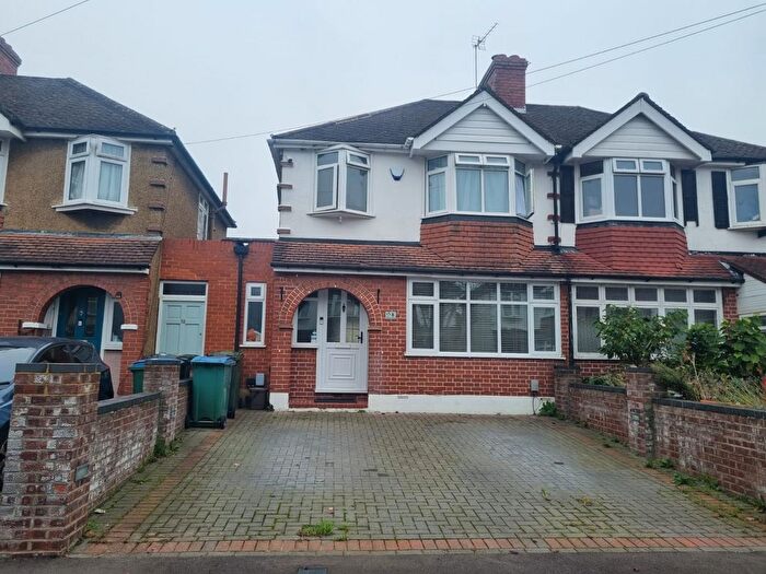 3 Bedroom Semi-Detached House To Rent In Meadow Road, WD25