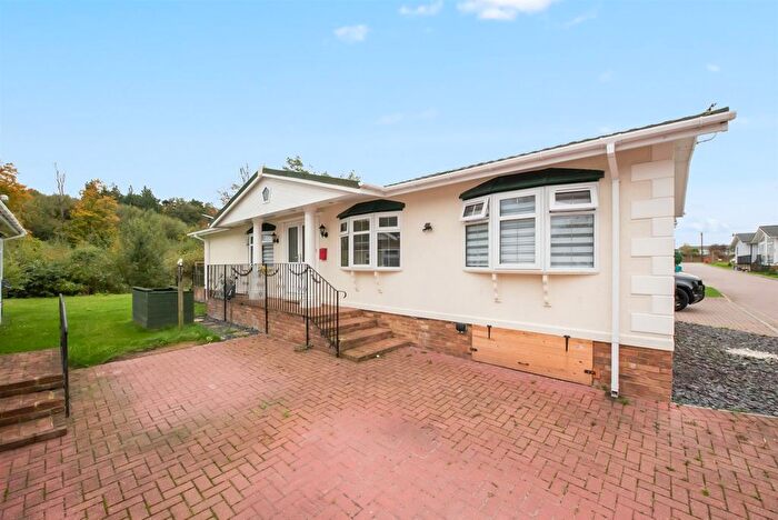 2 Bedroom Mobile/park Home For Sale In Meadow View, Pilgrims Retreat, Harrietsham, ME17
