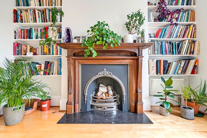 5 Bedroom Semi-Detached House For Sale In Rochester Square, Camden, NW1 - Photo 5