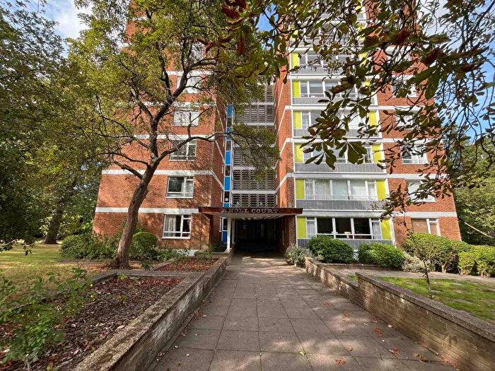 2 Bedroom Flat To Rent In Knoll Court, SE19