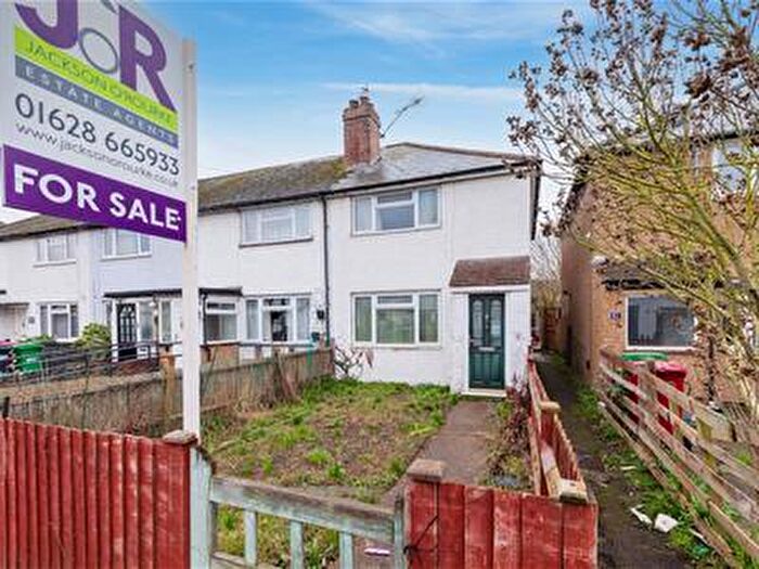 2 Bedroom End Of Terrace House For Sale In Dennis Way, Slough, Berkshire, SL1