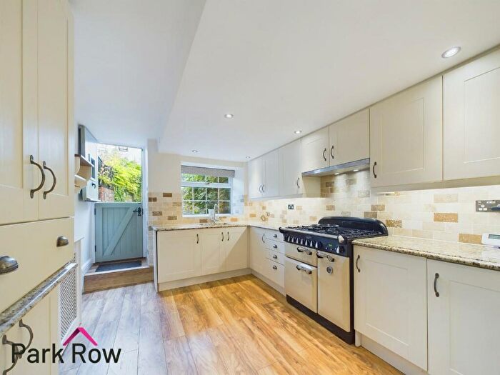 2 Bedroom Cottage For Sale In Lunnsfield Lane, Burton Salmon, Leeds, LS25