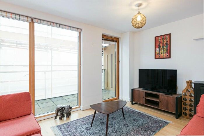 3 Bedroom Flat To Rent In Crampton Street, London, SE17